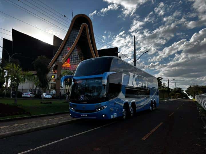 Ônibus double deck Kari em frente à Catedral de Cascavel
