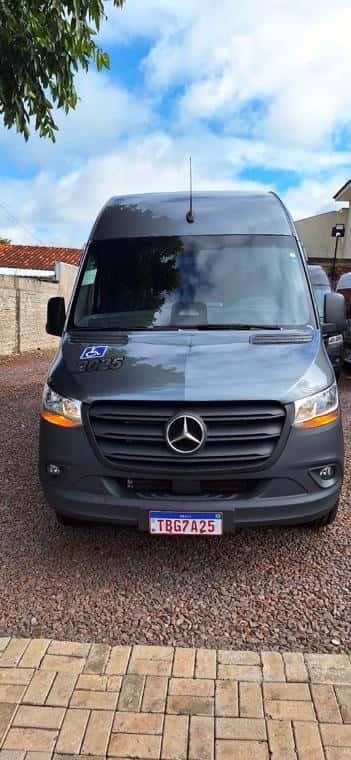 Van Mercedes-Benz Sprinter executiva vista de frente